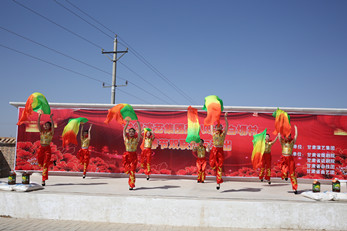 藝術總監(jiān)胡豫川帶隊赴環(huán)縣八珠鄉(xiāng)白塬村慰問演出