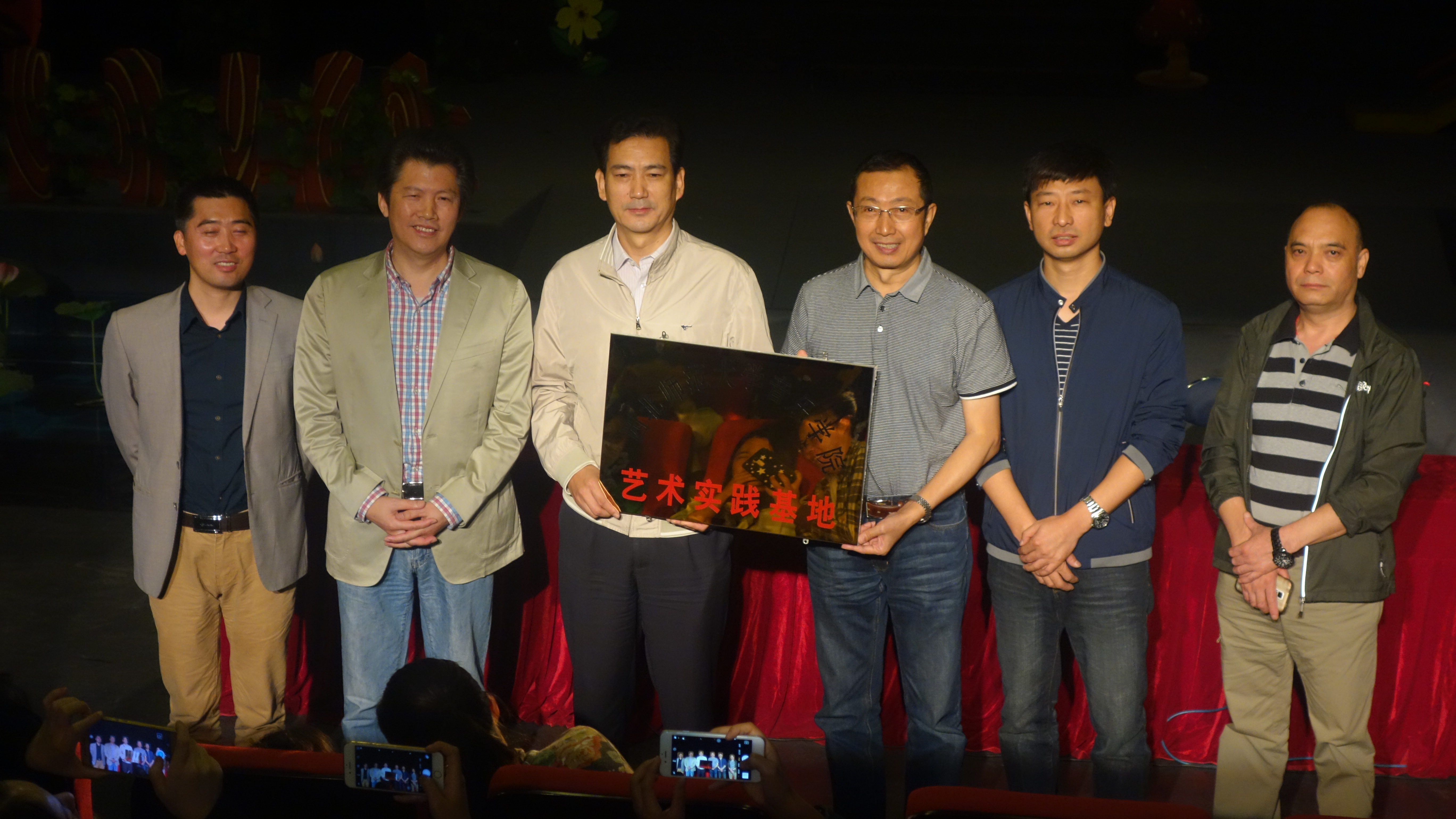 西北師范大學(xué)音樂學(xué)院2013級音樂表演專業(yè)的實習(xí)生實踐團到甘肅省話劇院開展藝術(shù)實踐活動