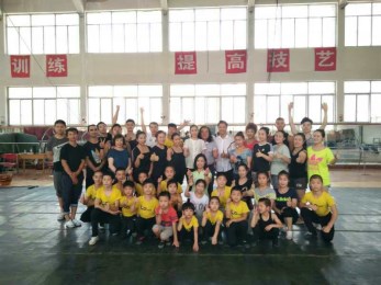 一堂生動的雜技表演課——著名雜技表演藝術家吳正丹、魏葆華到甘肅省雜技團交流