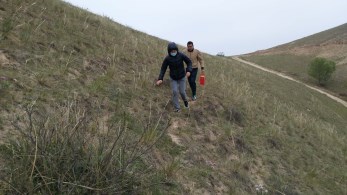 春播時(shí)節(jié)送溫暖 一心一意謀發(fā)展——甘肅秦腔藝術(shù)劇院全體精準(zhǔn)扶貧幫扶干部深入幫扶戶(hù)開(kāi)展幫扶工作