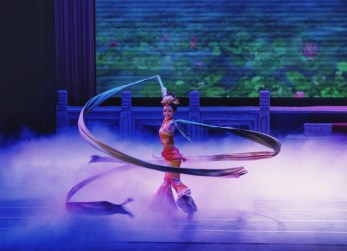 教育部、文化和旅游部、財政部高雅藝術(shù)進校園——中國經(jīng)典舞劇《絲路花雨》博得重慶高校滿場贊譽