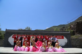 這個七月，不僅僅只有詩和遠(yuǎn)方——甘肅省歌舞劇院“紅色文藝輕騎兵”夏河、永昌惠民演出廣受好評