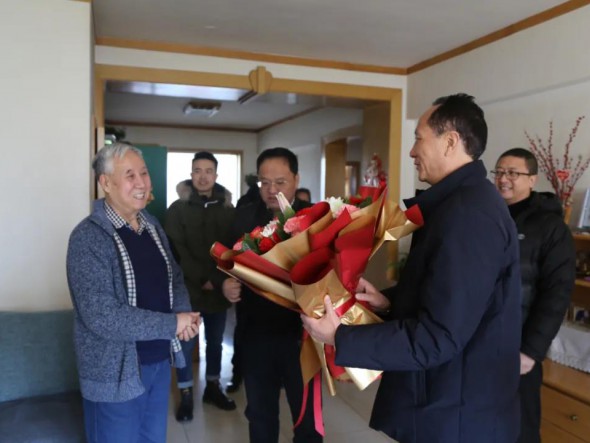 致一聲問(wèn)候 · 送一片祝?！拭C演藝集團(tuán)歌舞劇院開(kāi)展新春走訪慰問(wèn)活動(dòng)