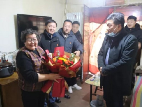 甘肅演藝集團(tuán)2022年春節(jié)前夕開展慰問舞美中心困難職工活動