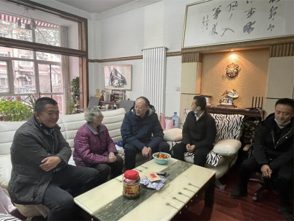 甘肅演藝集團(tuán)領(lǐng)導(dǎo)走訪慰問退休老干部、老黨員和困難職工