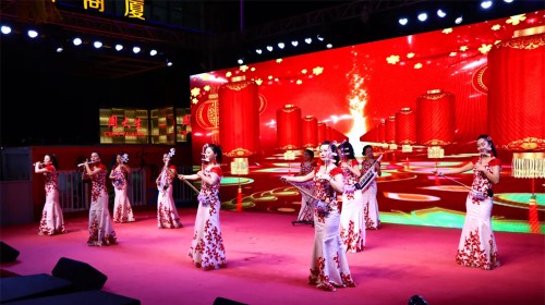 絲路長(zhǎng)風(fēng)三千里，花雨繽紛舞龍城。文藝助力“天水麻辣燙”惠民演出——《絲路花雨》實(shí)力寵粉