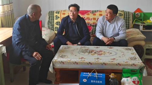 甘肅演藝集團結(jié)對幫扶手拉手，關(guān)愛行動顯真情